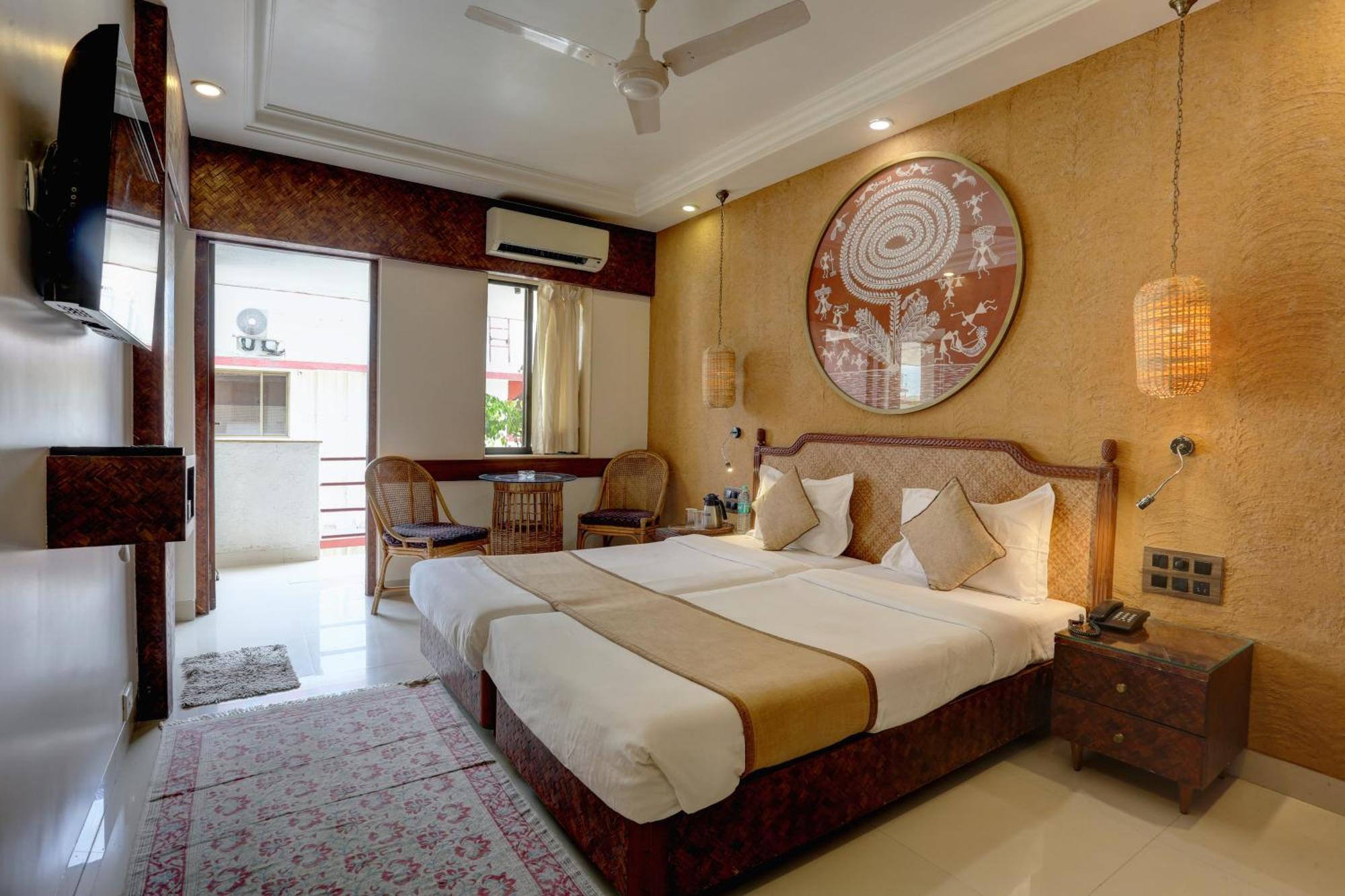 Accord Hotel Мумбаи Экстерьер фото