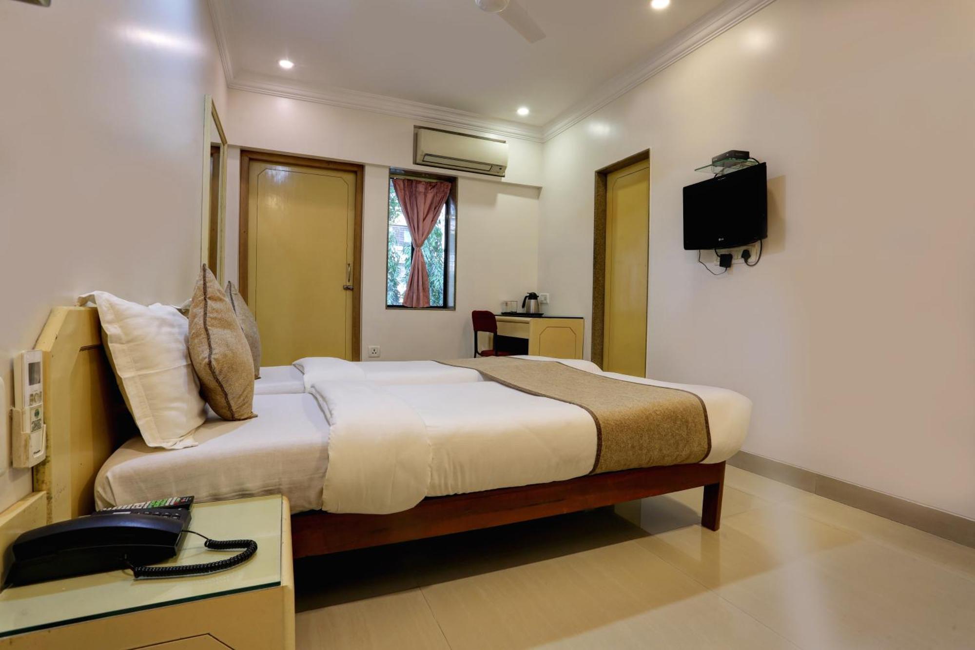 Accord Hotel Мумбаи Экстерьер фото