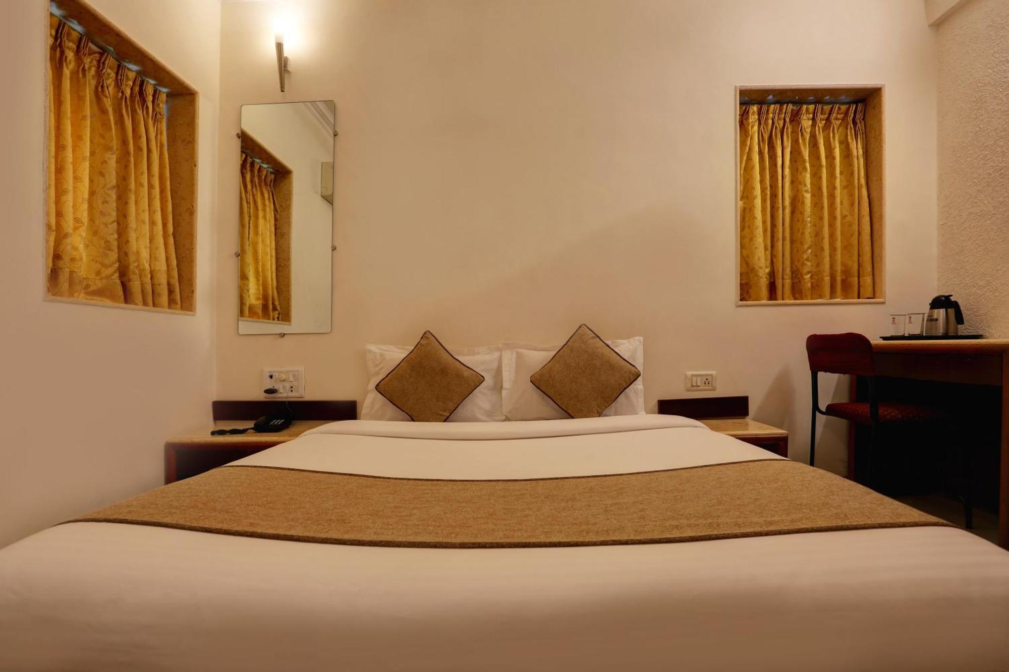 Accord Hotel Мумбаи Экстерьер фото